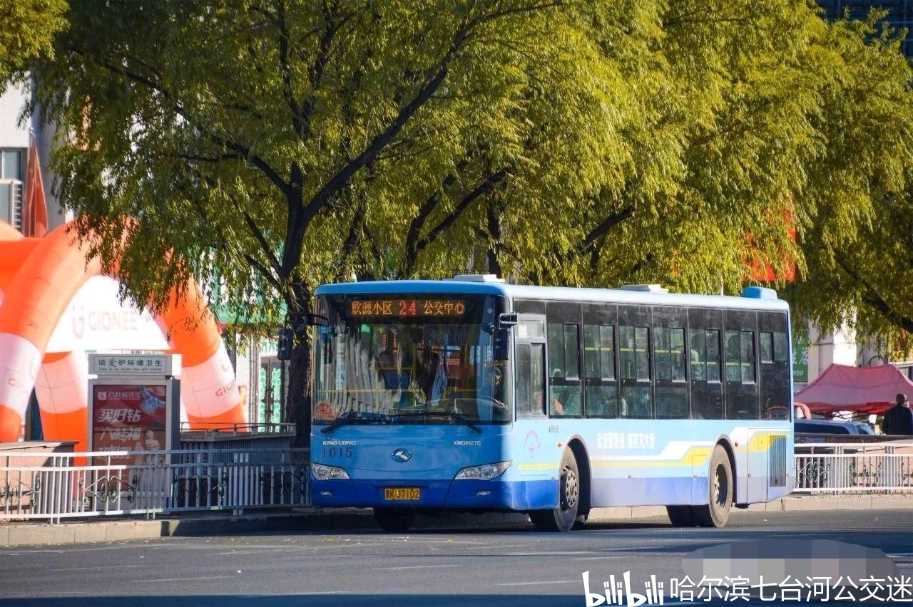 在七台河交付后的柴油公交车