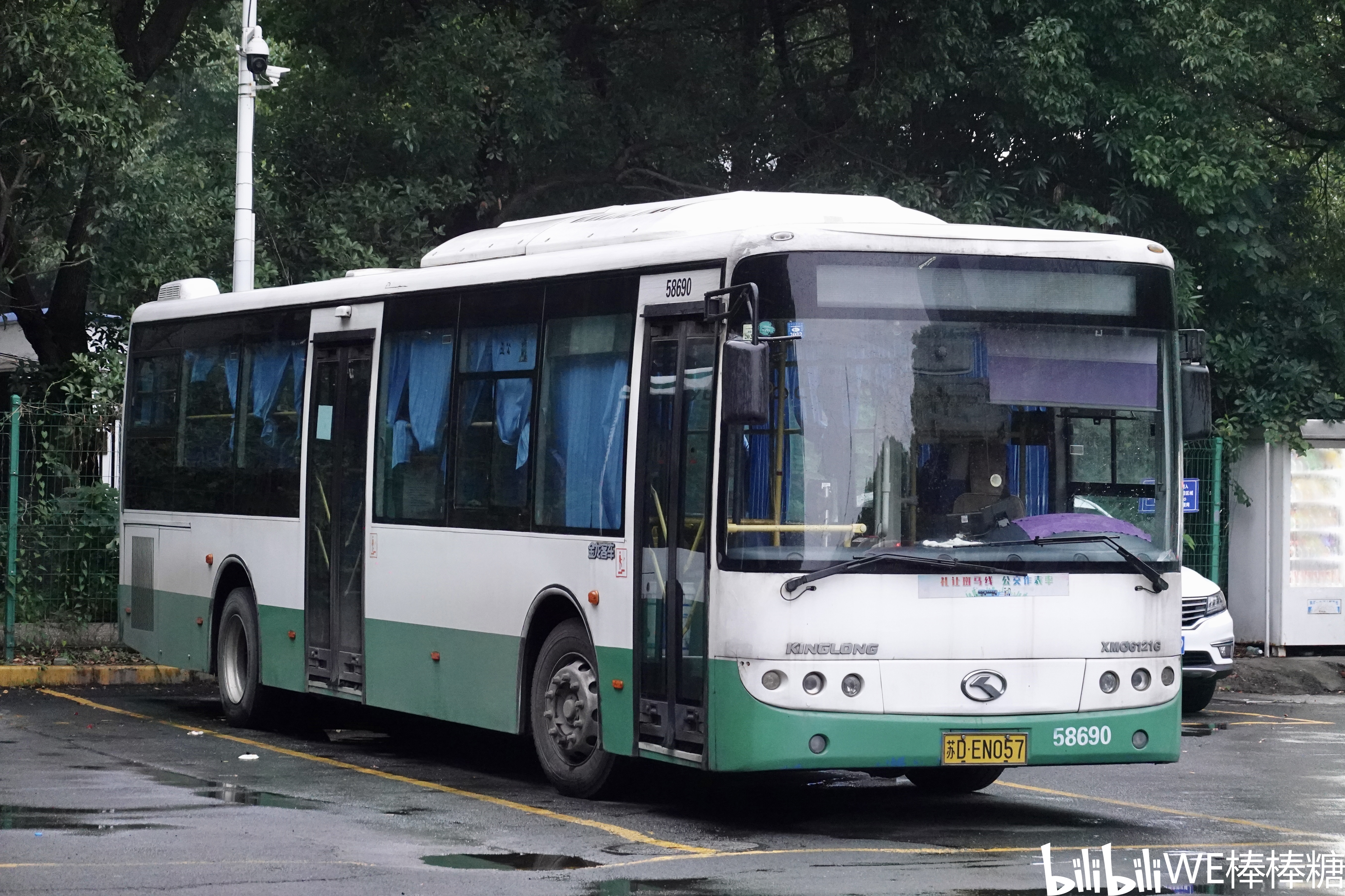 停在场站内的xmq6121g