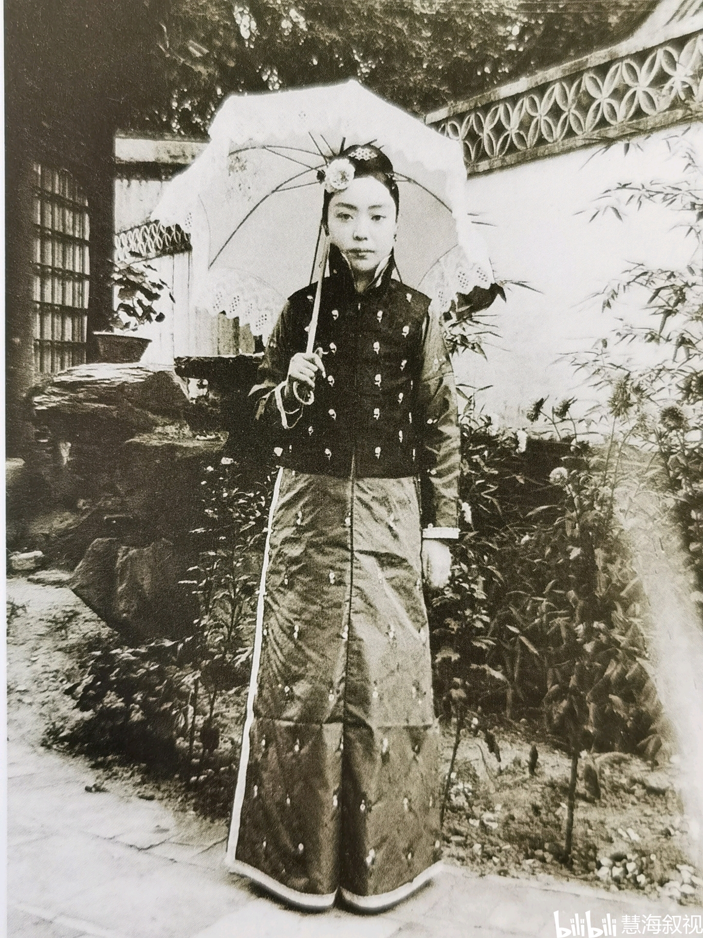 辛亥革命前夕女性装束是什么样式,看持洋伞女性来了解那段历史吧