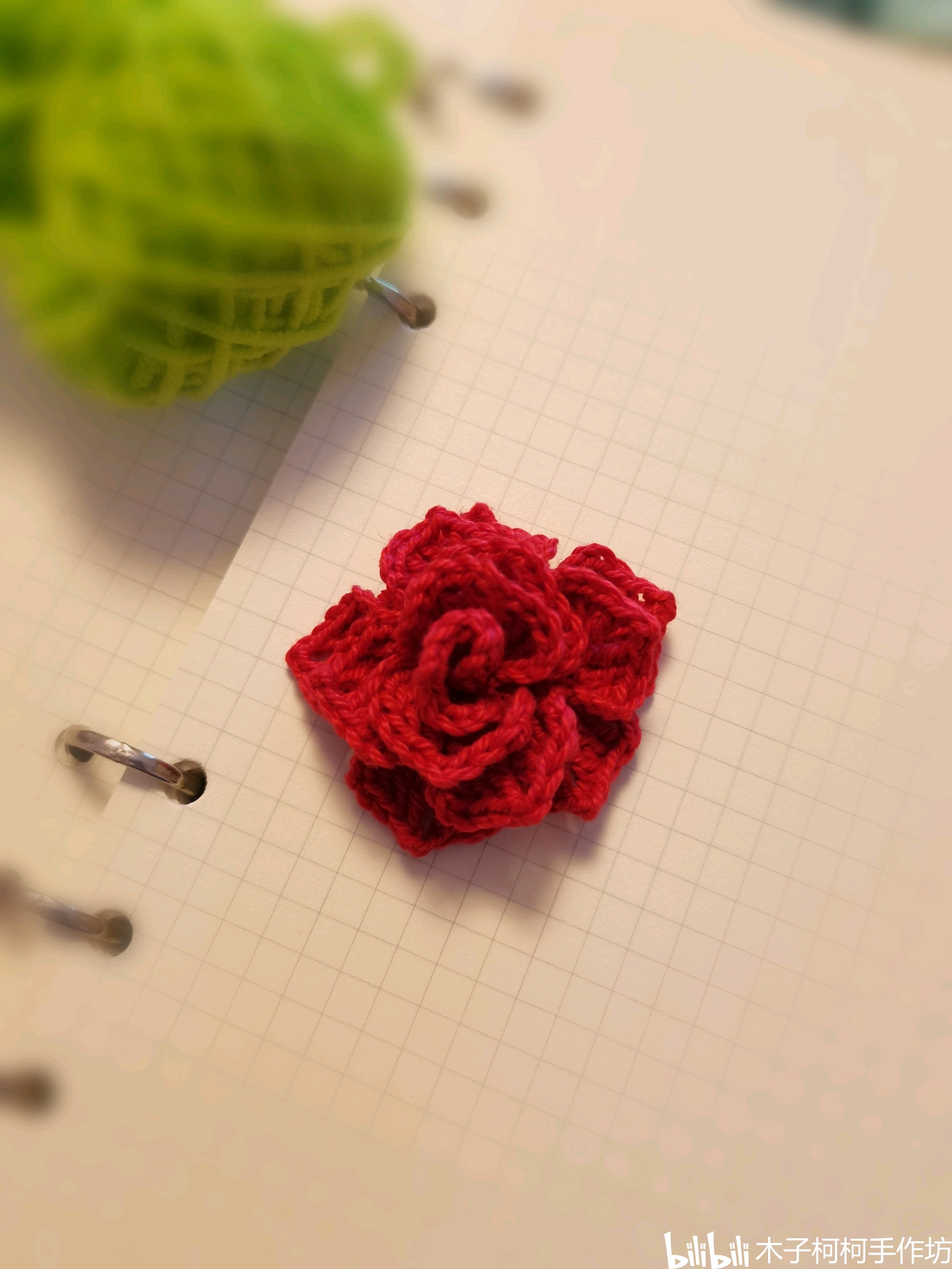 手工钩织玫瑰花胸针 送你一朵小红花