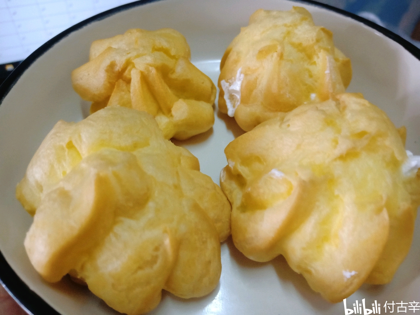 午餐: 螺蛳粉(卤蛋鸡爪腊肠) 甜点: 奶油泡芙奥利奥饼干旺仔牛奶 可言