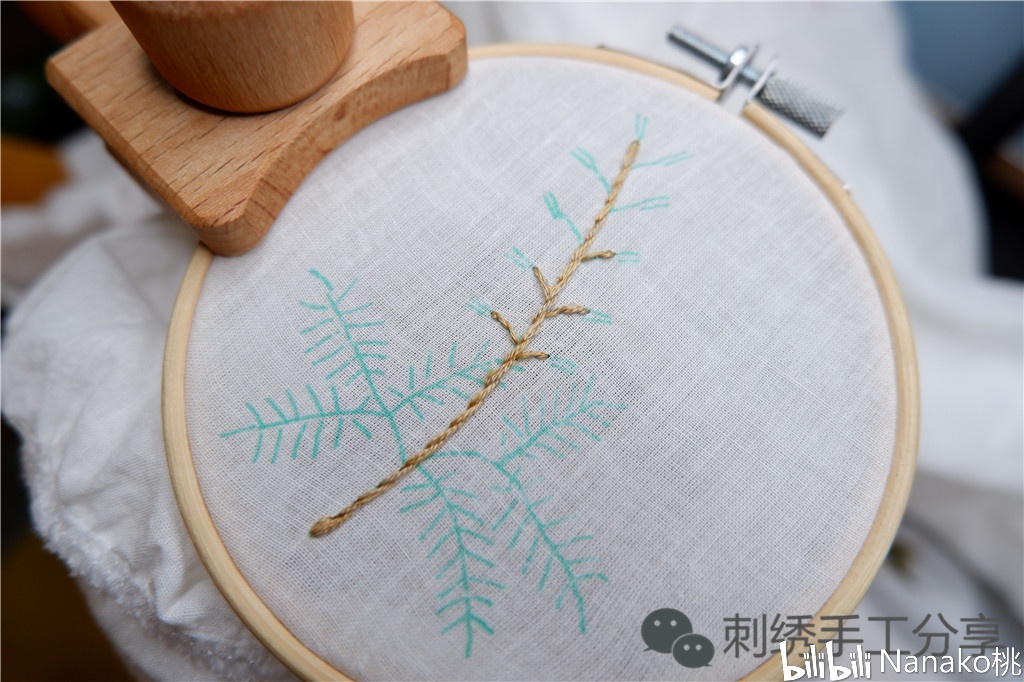 还是选择深浅奶茶色双色棉线2股,使用轮廓绣针法勾勒刺绣含羞草的花柄