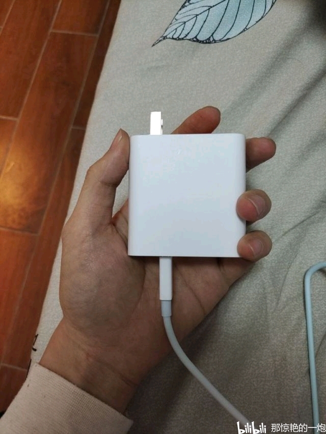 iqoo7充电器图片,iqoo3充电器图片 这充电器不愧为120w,跟砖头一样