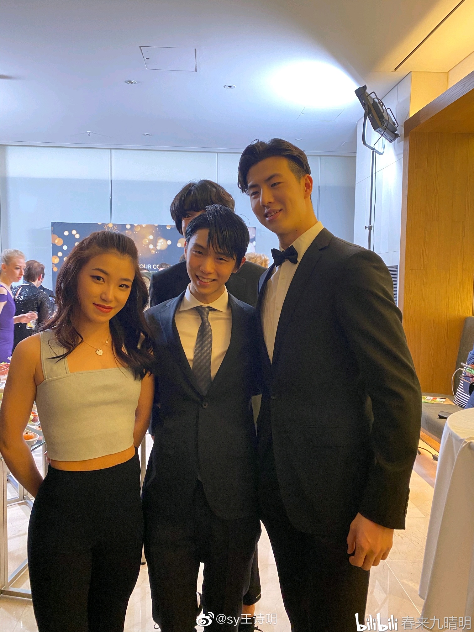 赛后晚宴合影(王诗玥,羽生结弦,柳鑫宇,车俊焕))