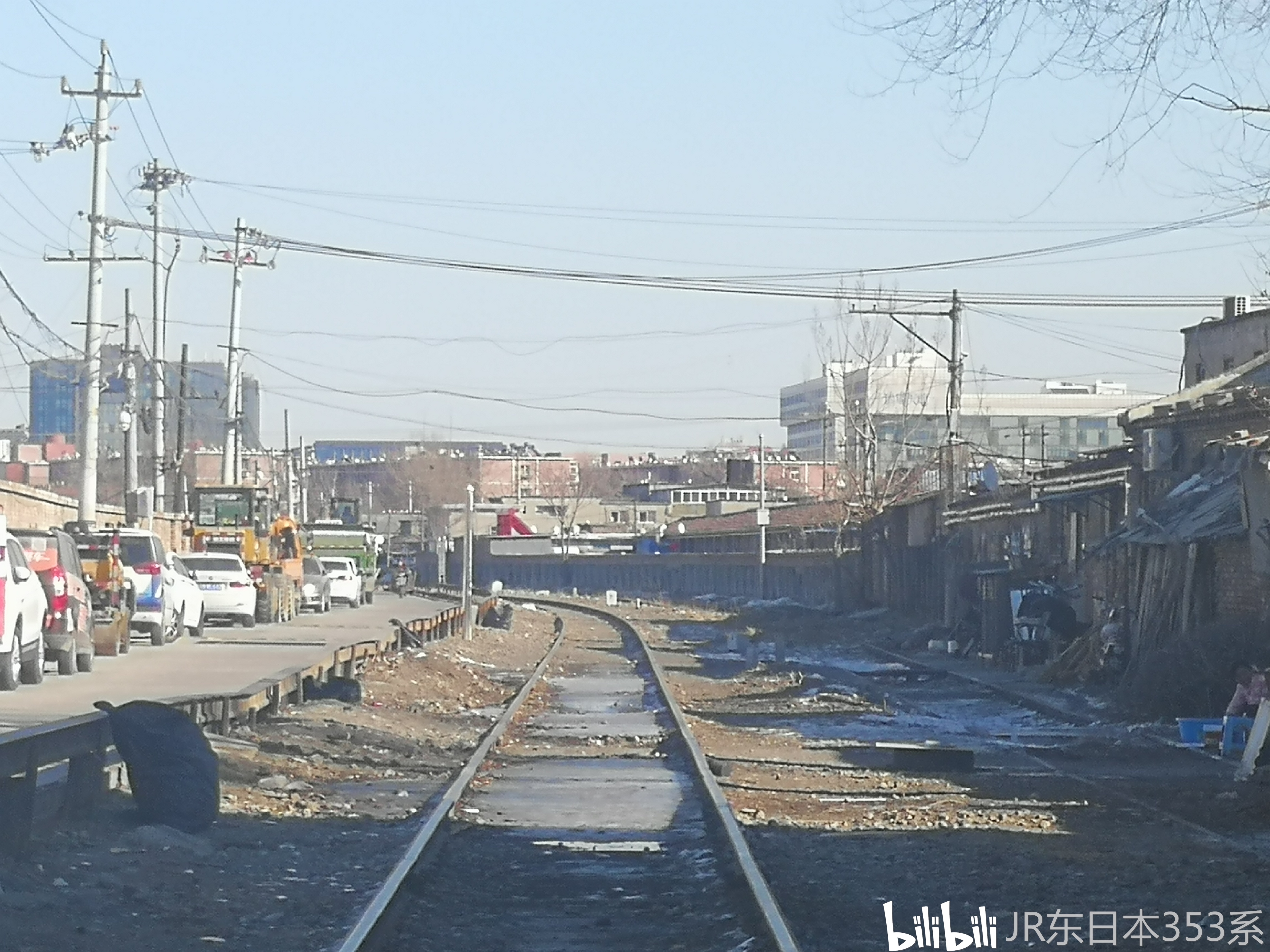 铁棚子里的铁路(右侧)拍摄光线不好,可能看不出来,请见谅 现在可以