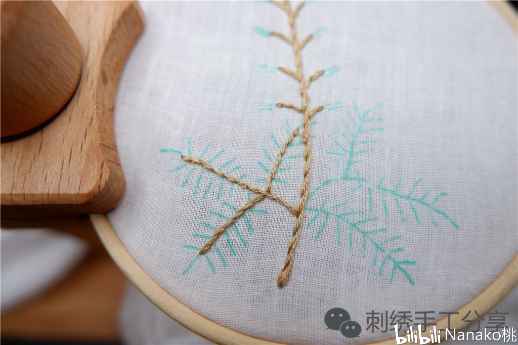 还是选择深浅奶茶色双色棉线2股,使用轮廓绣针法勾勒刺绣含羞草的花柄