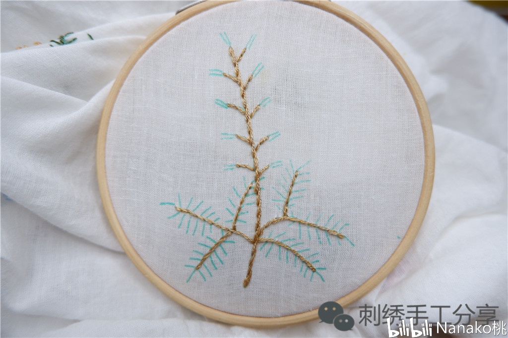 还是选择深浅奶茶色双色棉线2股,使用轮廓绣针法勾勒刺绣含羞草的花柄