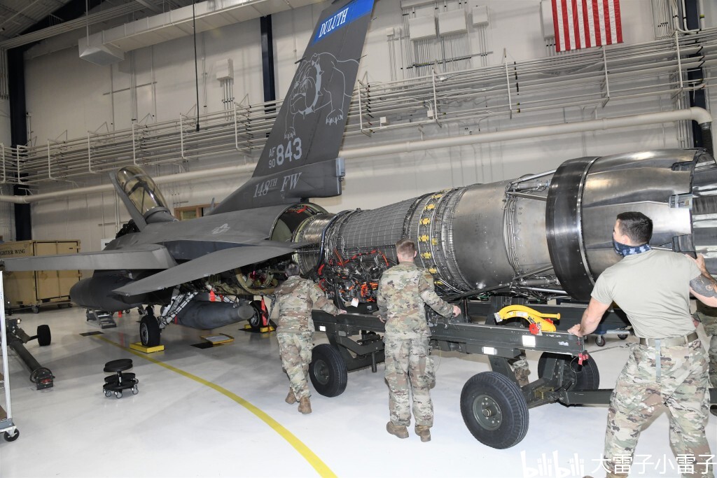美国f16战斗机更换发动机整体塞进飞机尾部