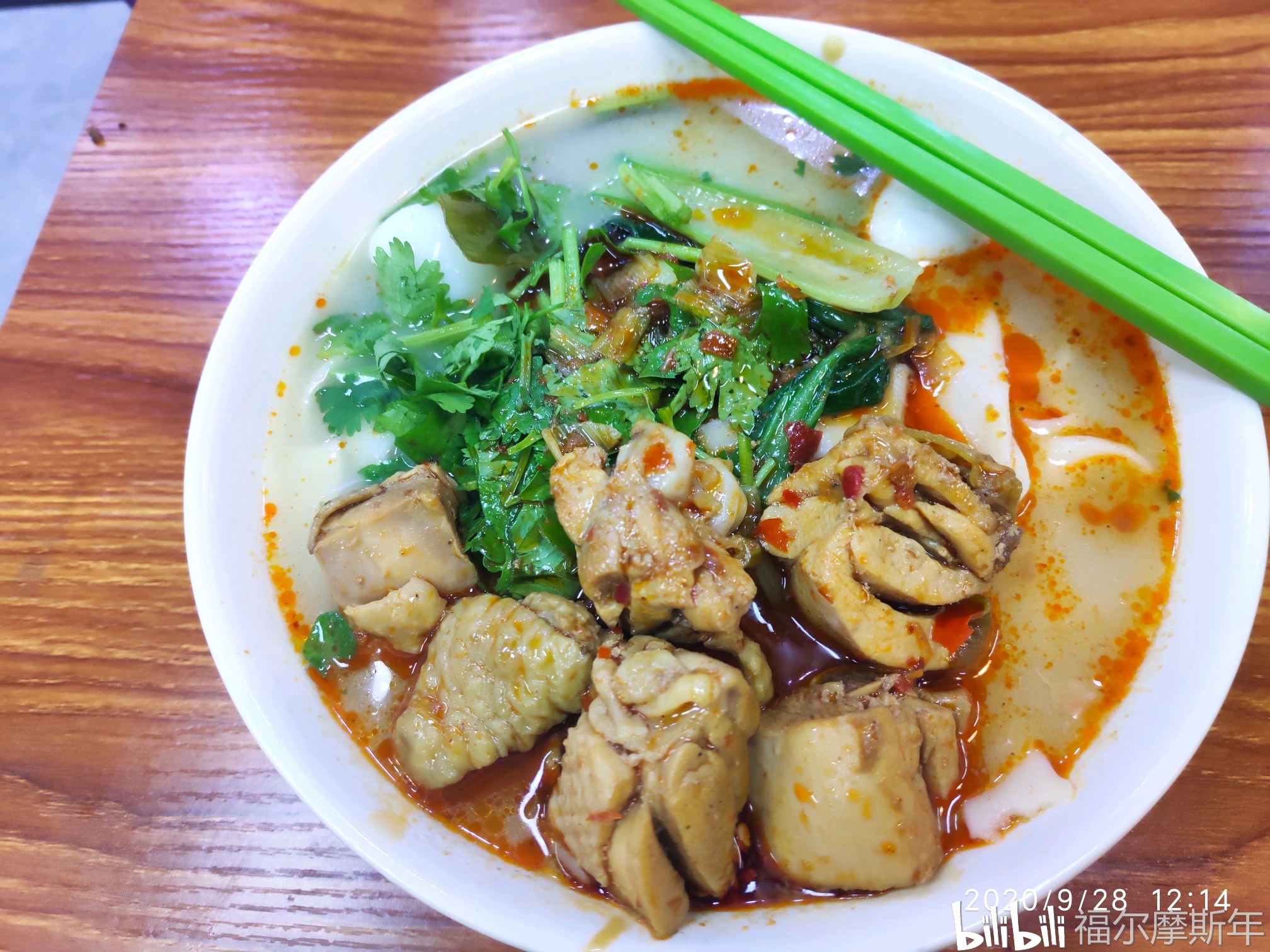 今日午餐:鸡块烩面,很神奇的是这里的烩面里还加了芝麻酱,是喜欢芝
