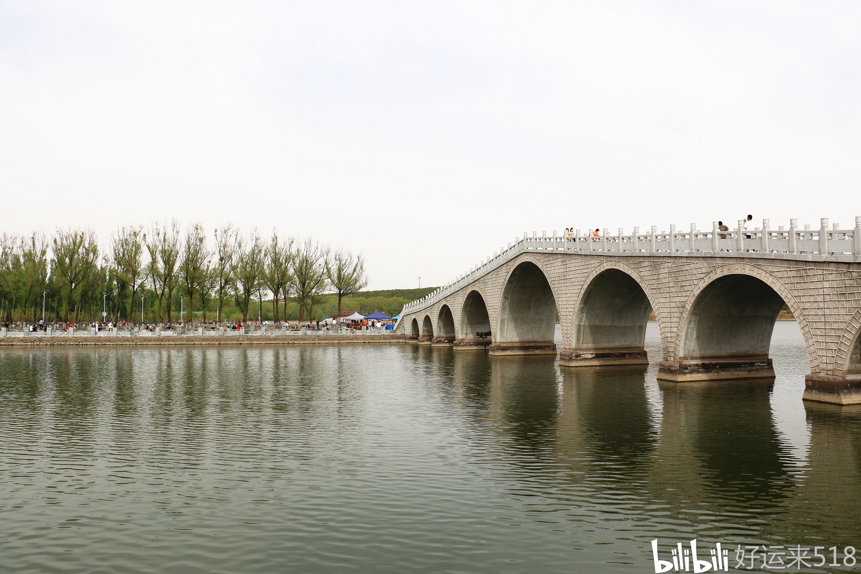 初夏,游览辽宁省阜新市"松涛湖"时,有人向湖里面投放"