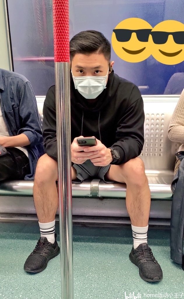 忍不住偷瞄的地铁帅哥,被发现了好尴尬