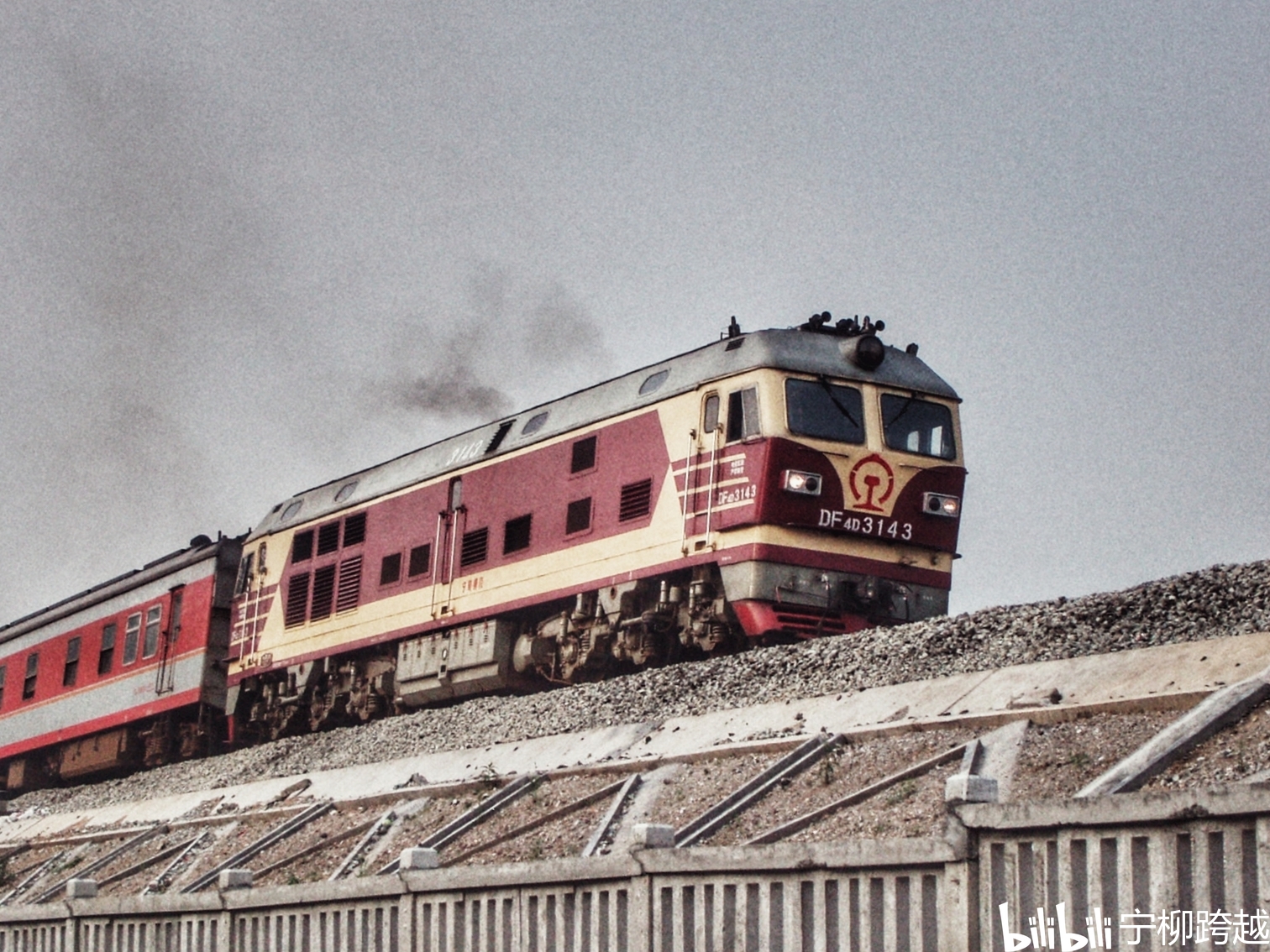 df4d-3143号机车牵引0k21次列车前往桂林站,2012年6月16日摄