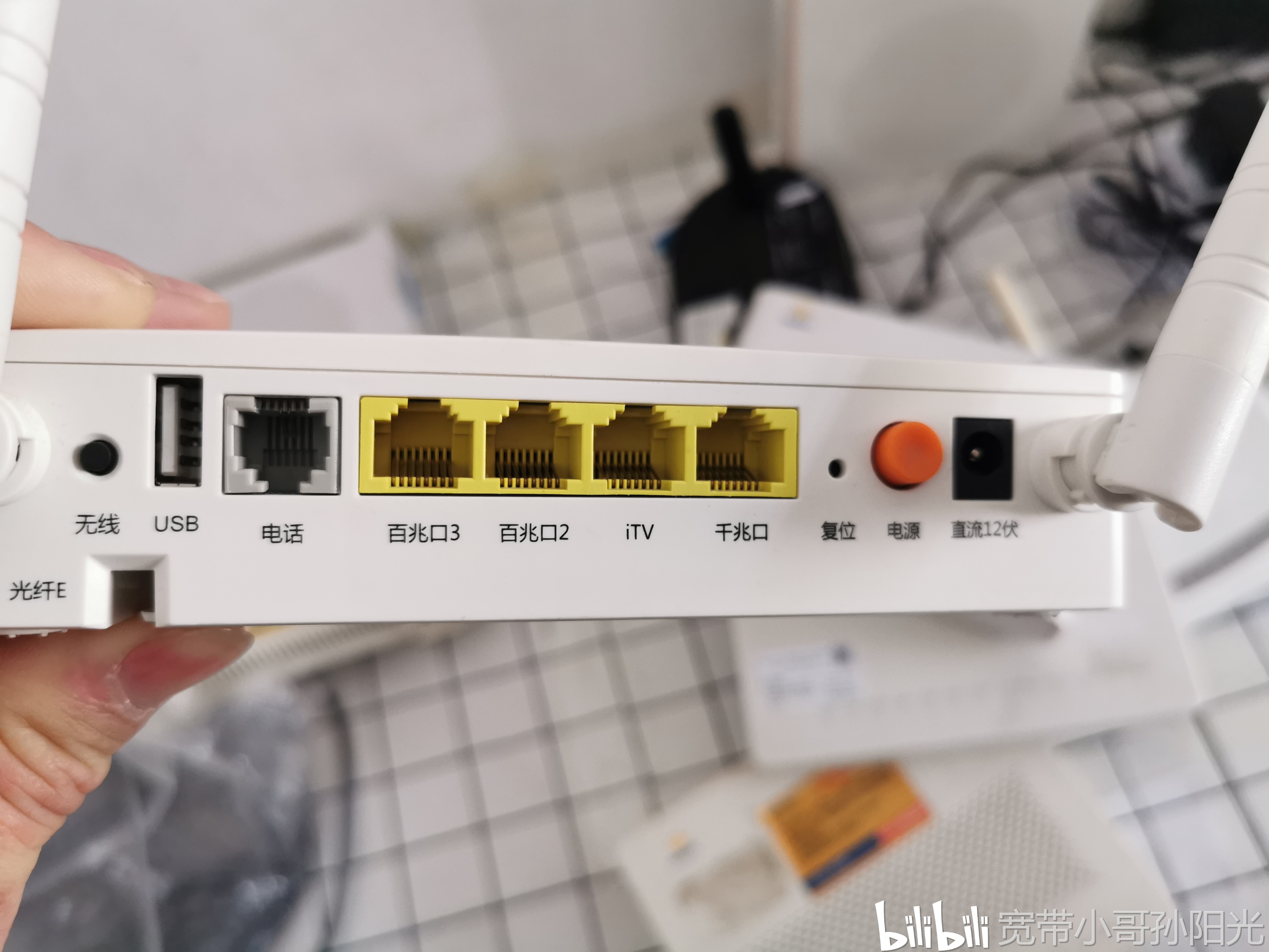 宽带猫有无线网功能,但是不一定能用的,需要你这边先确定你家光猫是哪