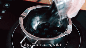 gif6.再将蓝莓酱淋在山药球上就可以食用了~gif
