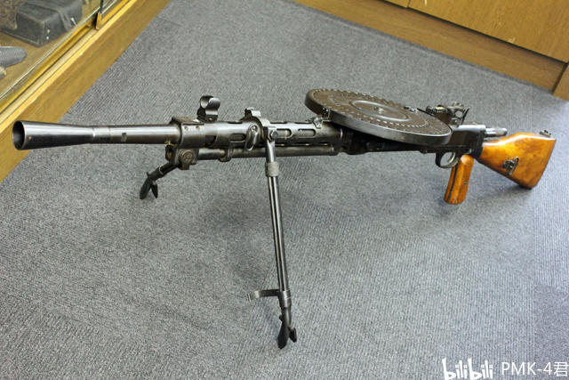 为数不多使用弹盘供弹状态下的rp-46轻机枪的照片
