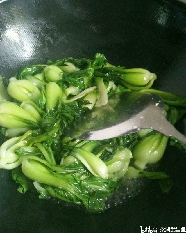 为什么饭店大厨炒的绿叶蔬菜不会发黑?