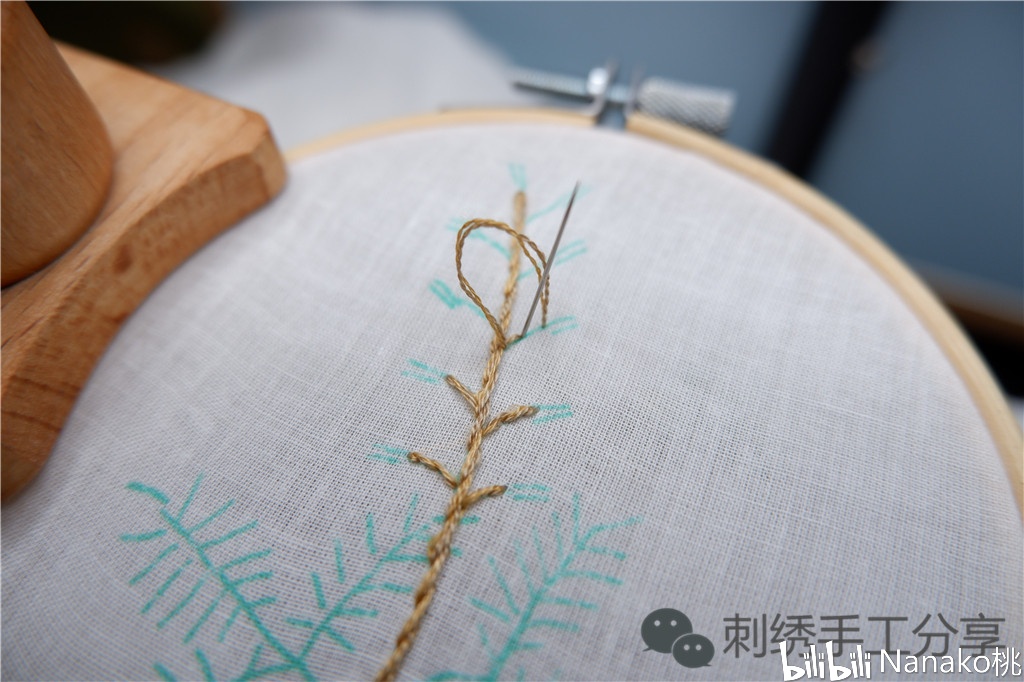 还是选择深浅奶茶色双色棉线2股,使用轮廓绣针法勾勒刺绣含羞草的花柄
