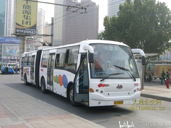 cjwg150子弹头铰接电车(来源大连公交网)