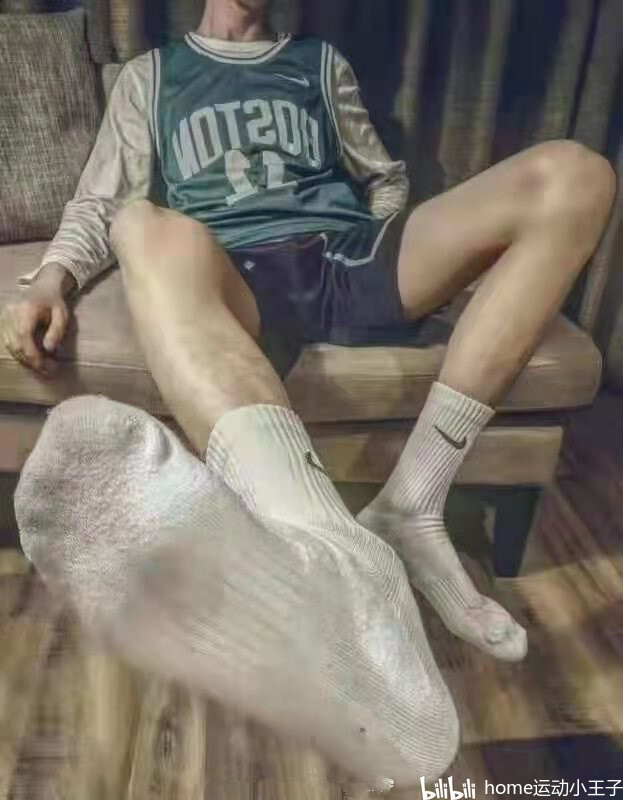 运动男生的白袜隔着屏幕就能感觉到酸爽