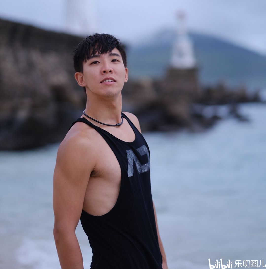 爱撸狗的精神小伙儿有精瘦的肌肉,棱角分明的腹肌和鲨鱼肌很撩人