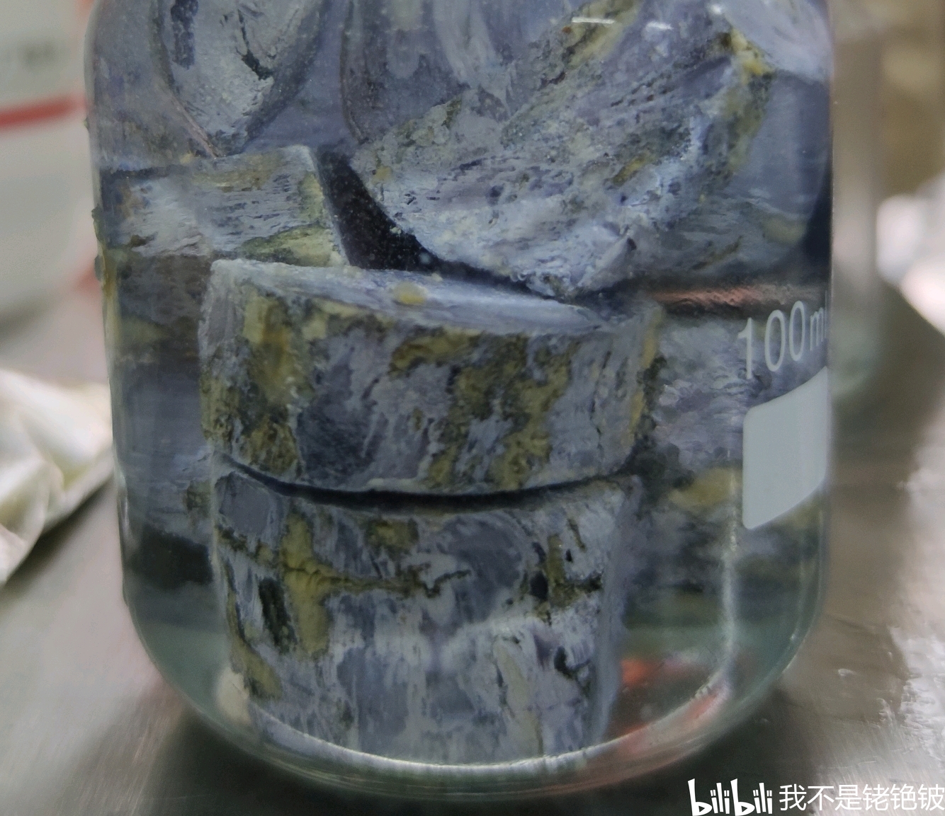 钾在自然界没有单质形态存在,钾元素以盐的形式广泛的分布于陆地和