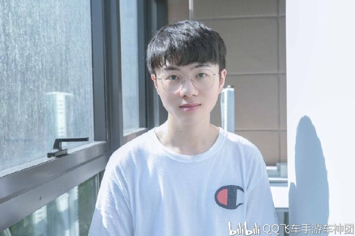 团子:诶,这里收到一个粉丝提出的问题:宁清私底下也是很腼腆的人吗?
