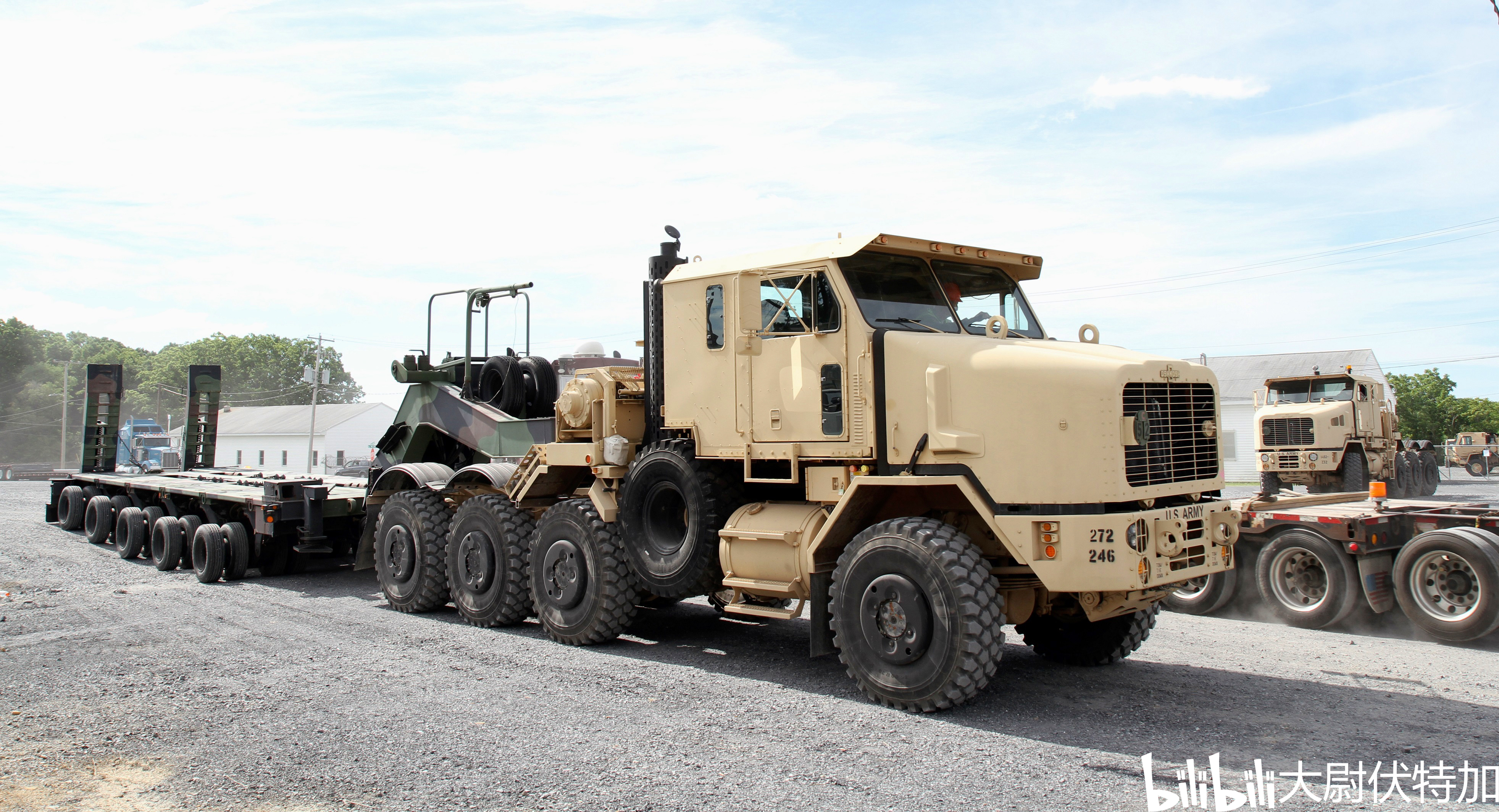 火炮由oshkosh m1070 hets(8x8)重型轮式牵引车和三轴半挂车运输,炮组