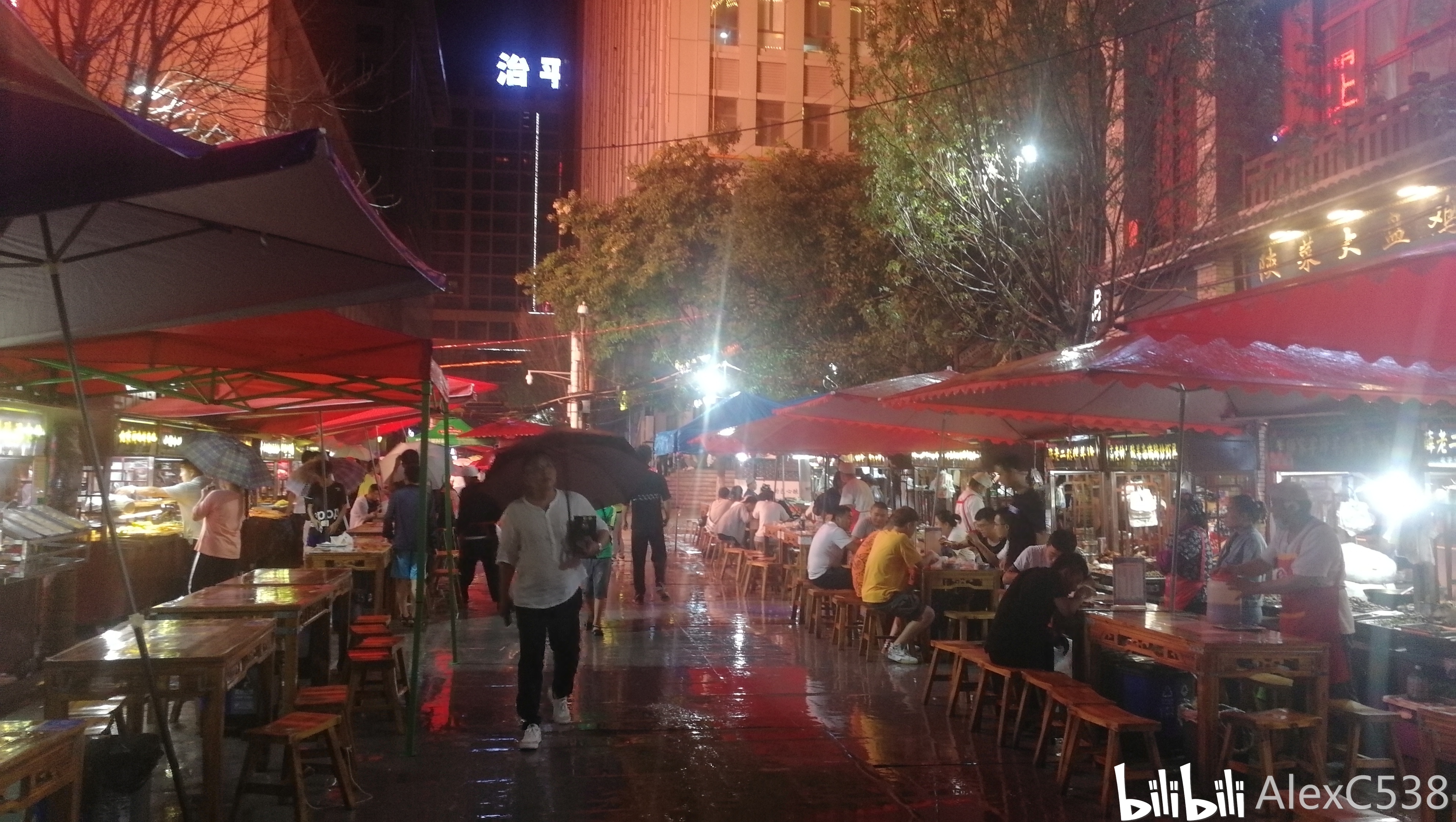 夜晚热闹的二道街夜市,下雨挡不住大家的热情