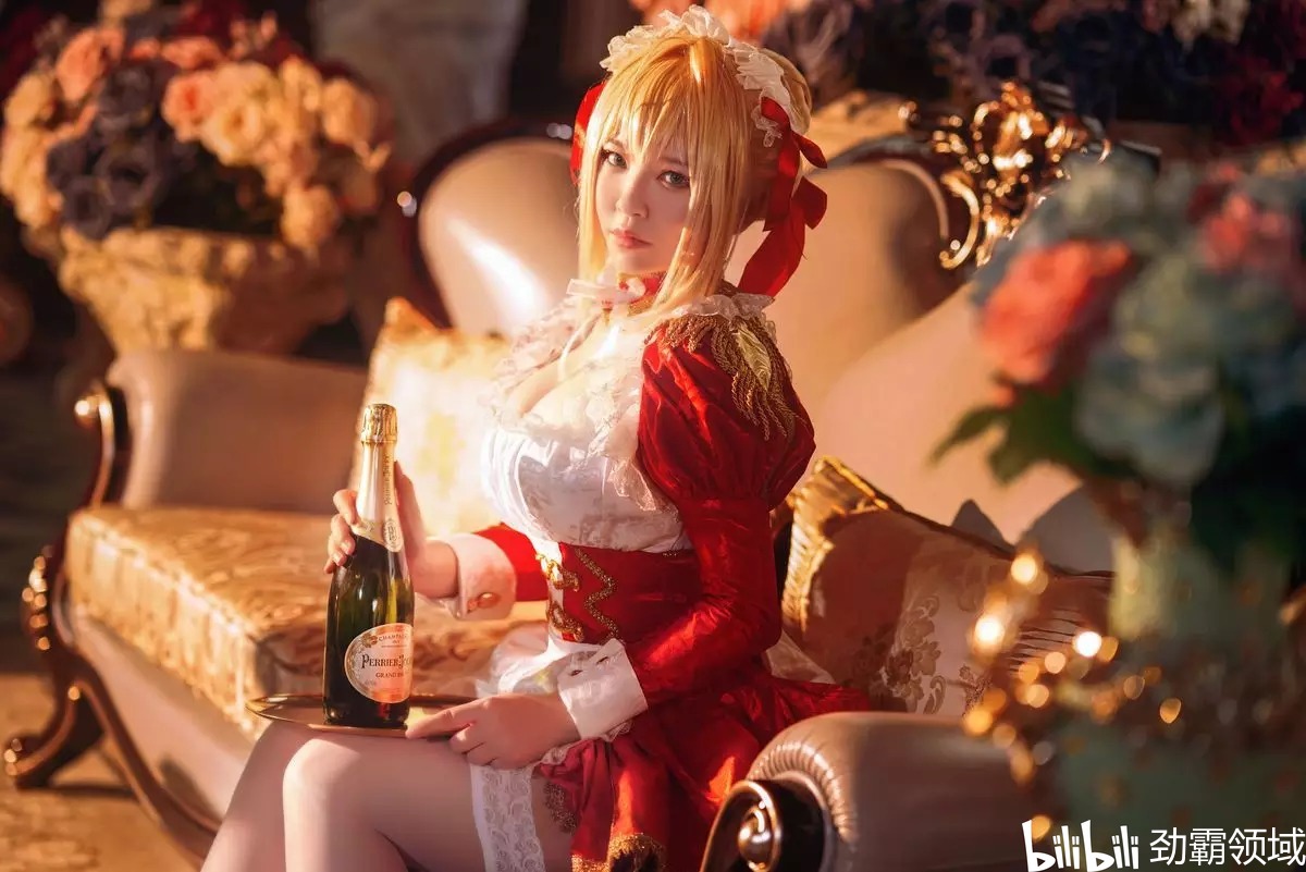 cosplay图片最低美腿,黑saber泳装cos 性感美女cos暴君尼禄丰满丝袜美腿人体图片写真