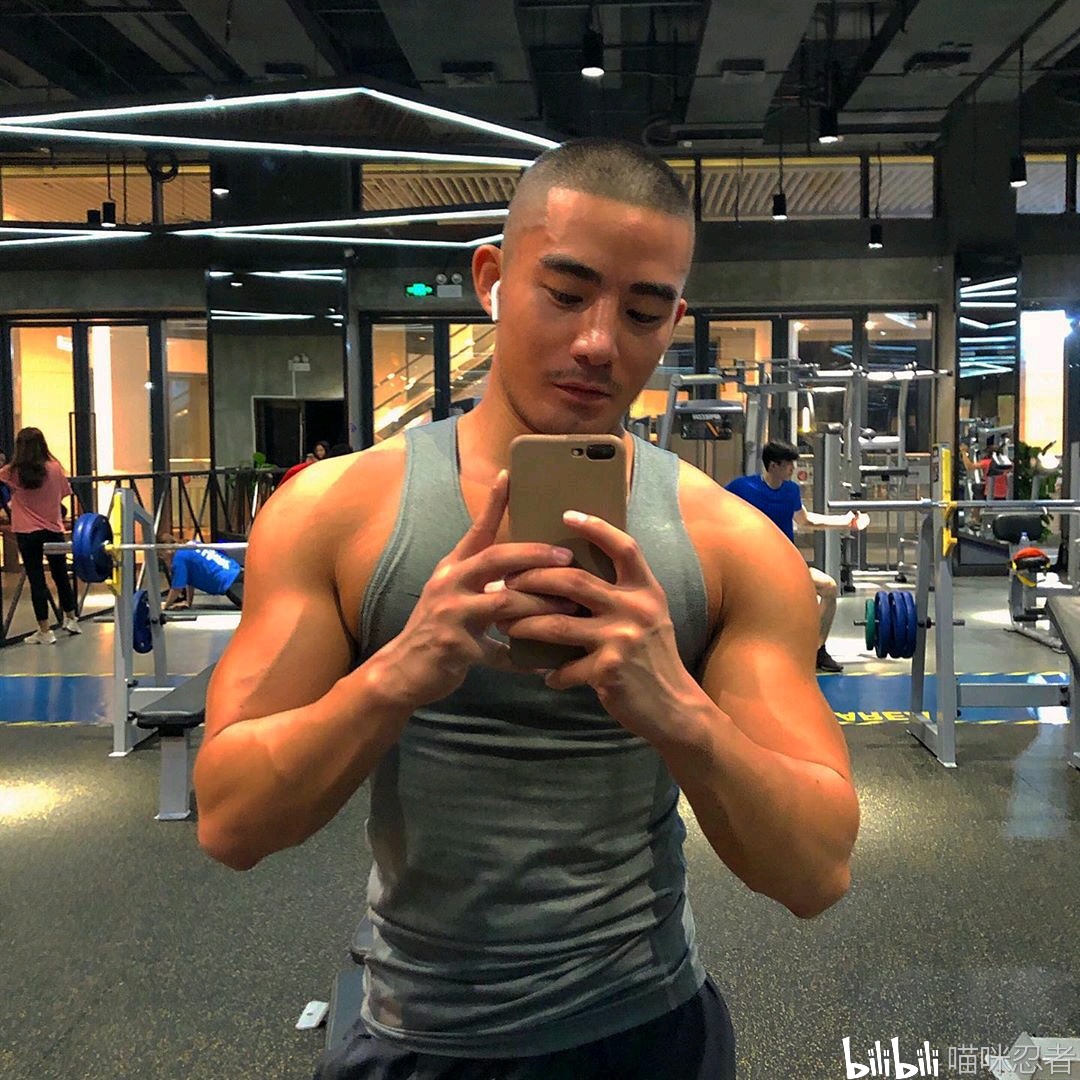 闪光的寸头肌肉壮汉猛男desonchoi