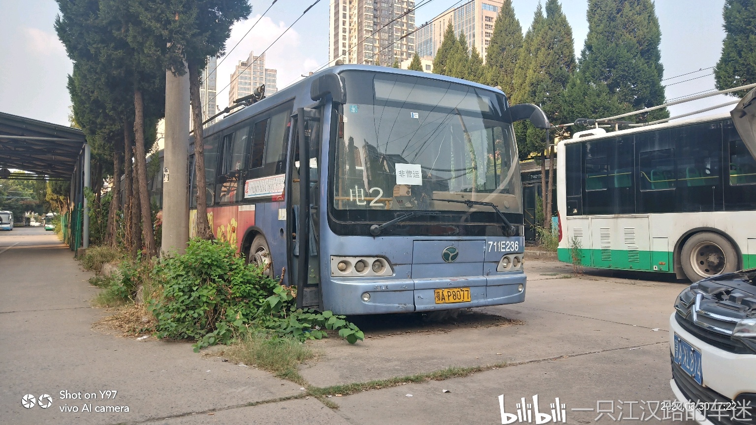 场站内等待拖走报废的传统单源无轨电车
