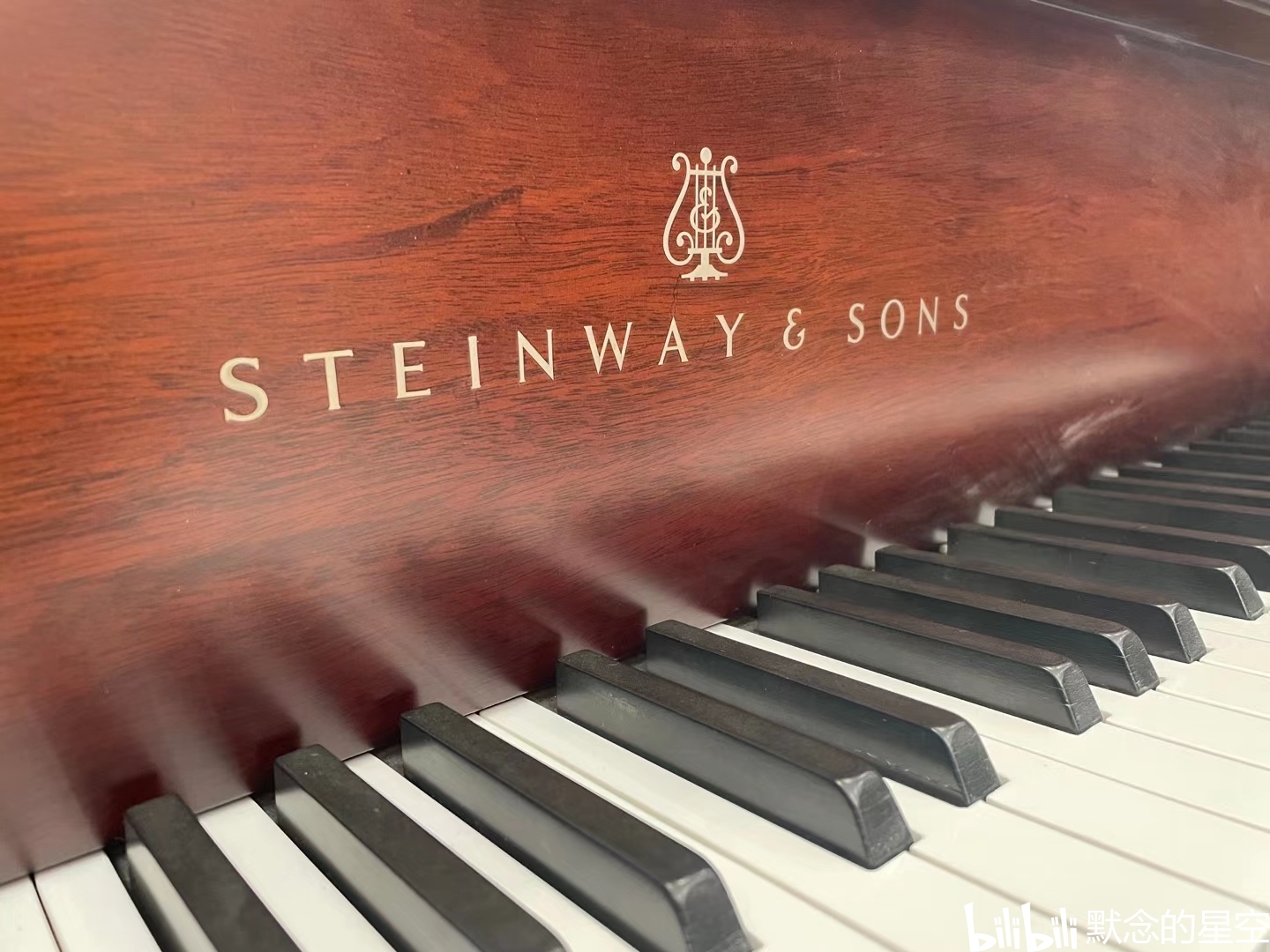 steinway & sons(施坦威),渐变色外观斯坦威,做最后整调收尾工作