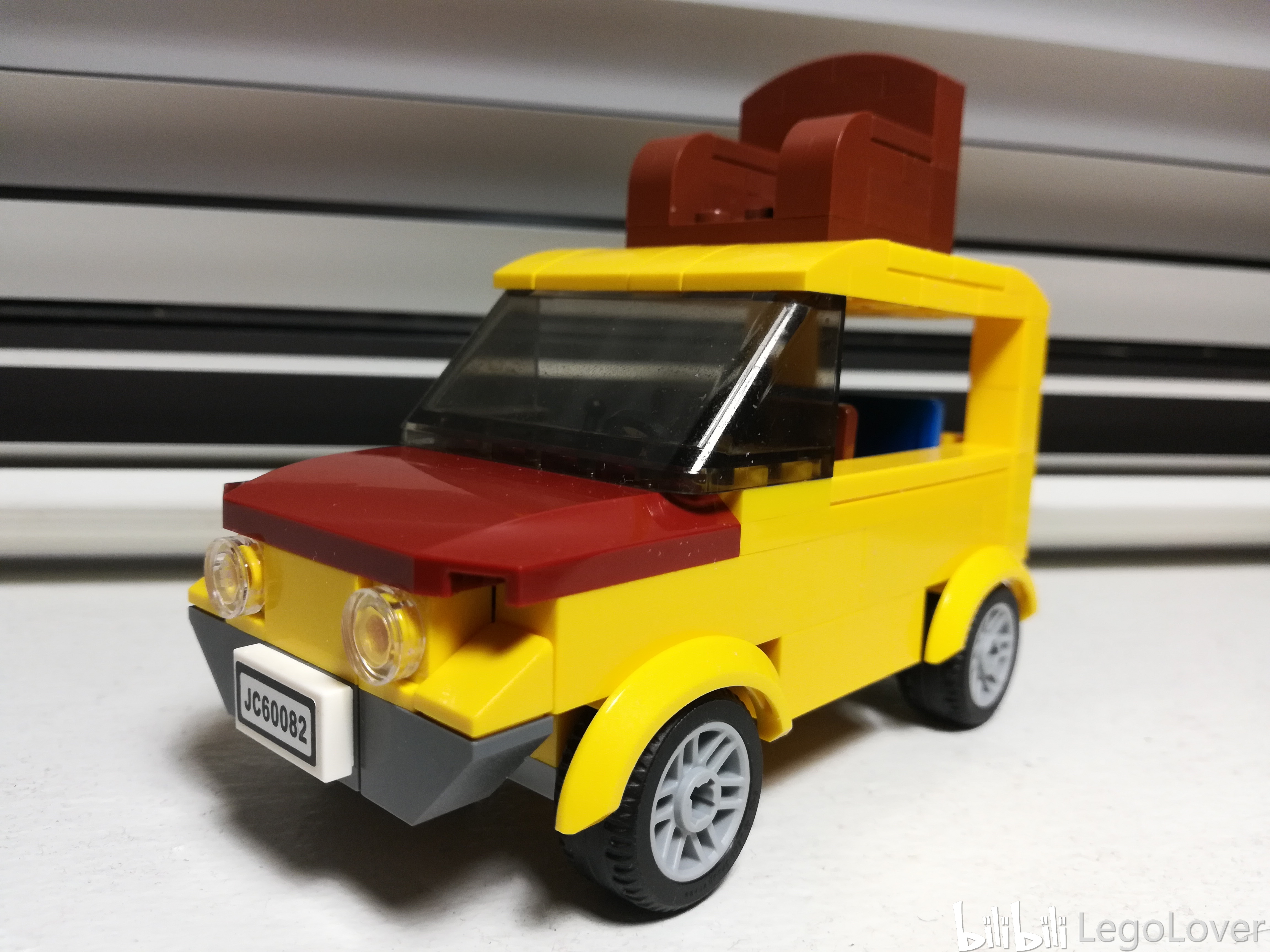 『来moc吧』乐高搭建起憨豆先生的小黄车,坐在车顶沙发开车,全世界