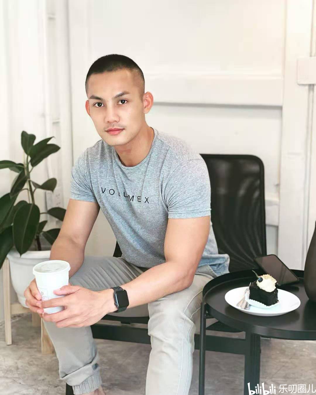 肌肉痞帅男留着圆寸很阳刚,平生的经历让他有暖暖的,性感的一面