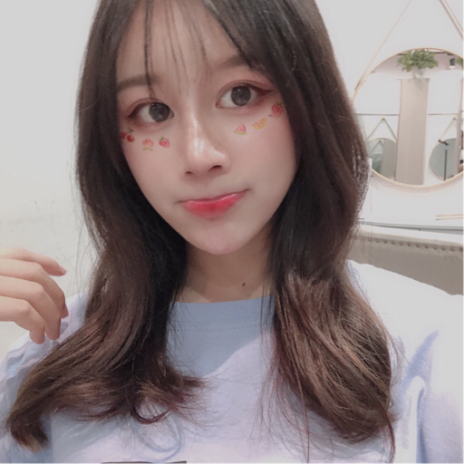 宅家随心所欲的吃零食嘻嘻 女生的快乐就是这么简单