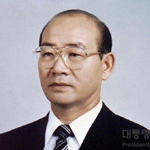 1986年3月,全斗焕出席陆士42期和海士40期毕业典礼