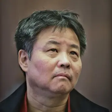 简介生活中，采访中，余华在与采访者交流、与观众交流的过程中流露出来