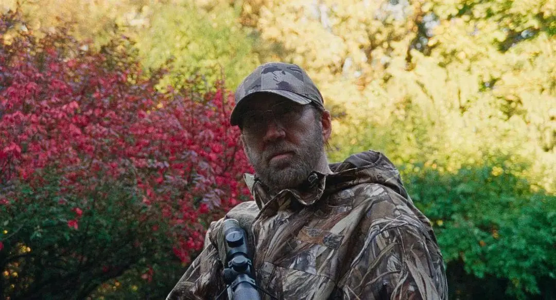 梦境迷雾，解梦一群男子迷彩服与枪械的围追