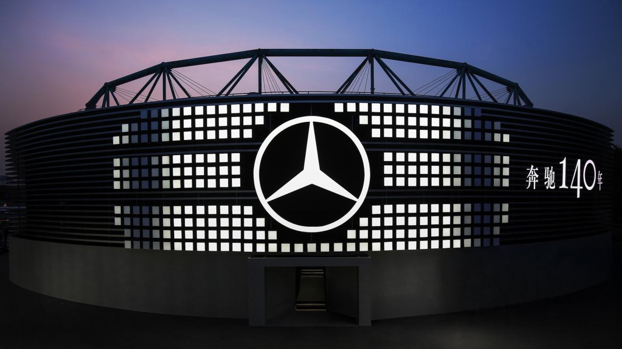 全新奔驰纯电GLCSUV、新一代奔驰S级轿车及多款品牌传奇车型亮相(图5)