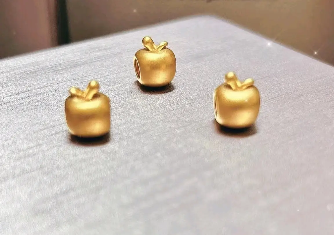 黄金苹果寓意“平平安安”和“平安喜乐”。