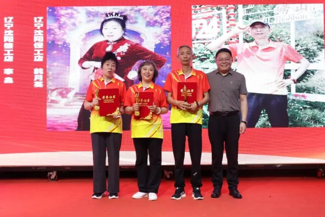 降糖明星颁奖(韩月英-左一、李鑫-左二、于胜利-左三)随后，王立峰老师主