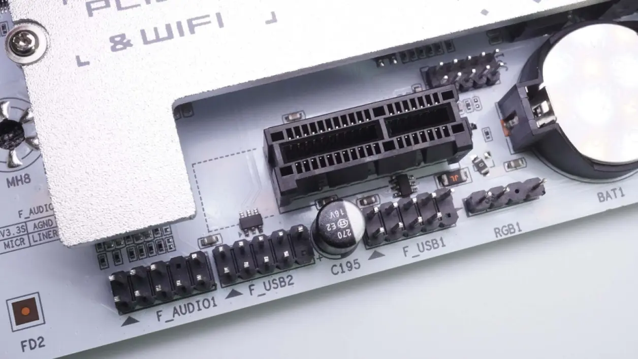 能告诉我吗？再往左看，是另外两个pwm风扇接口，以及其中一个5v rgb接口。
