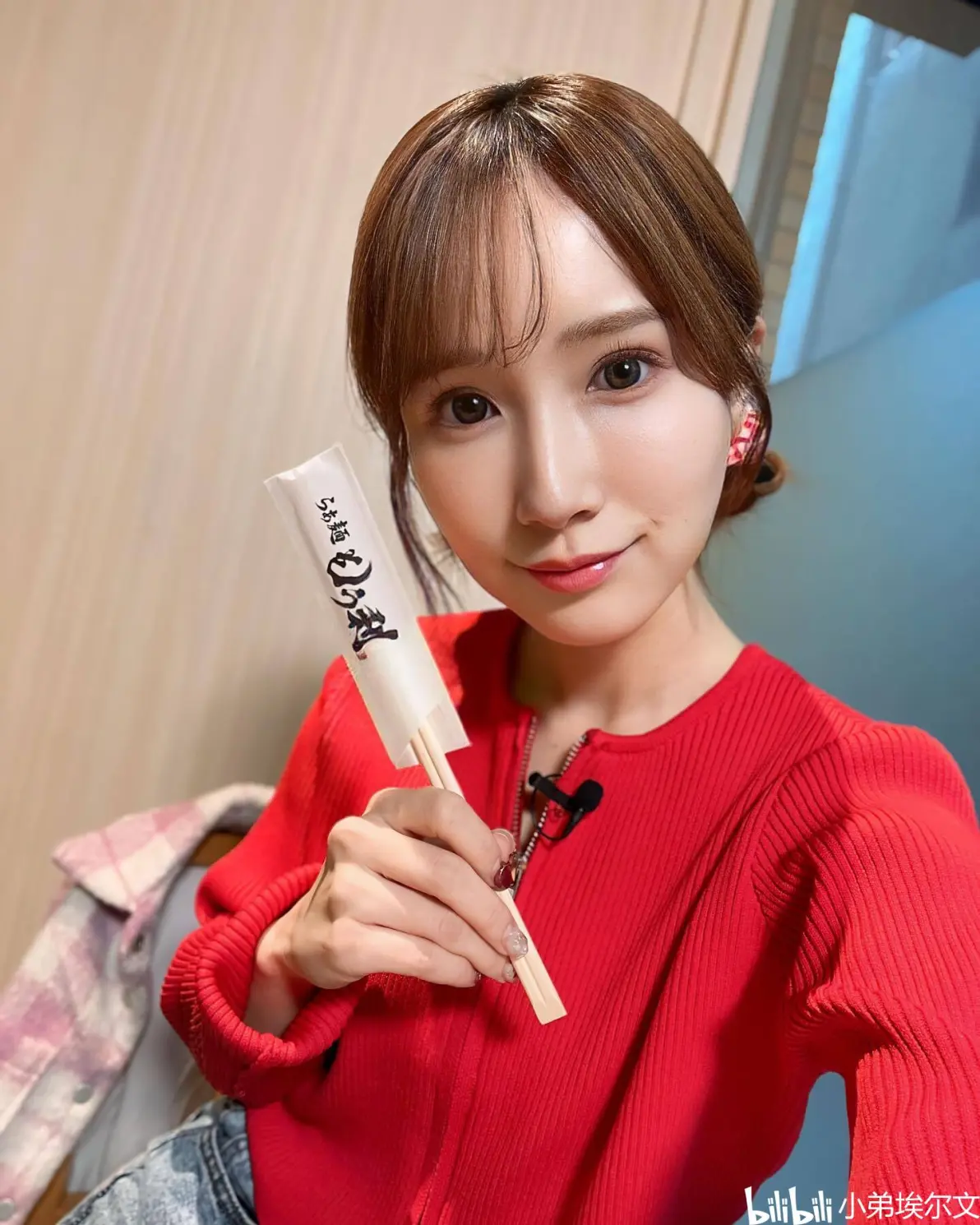 希岛爱理、松本菜奈实、unpai、香水纯、星仲心美最新时尚动态