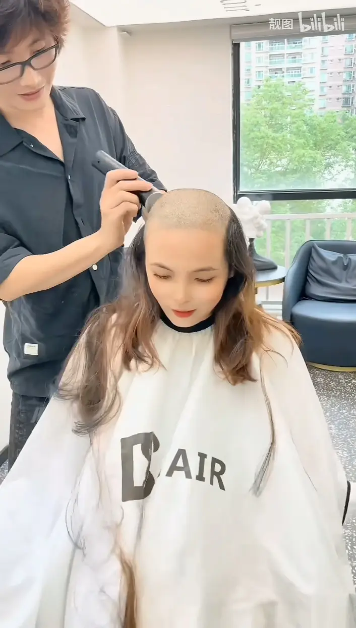 美女长发剃光头也不很难看哦