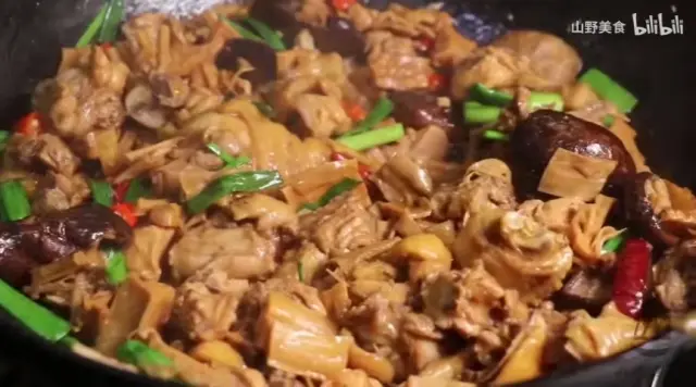 炒鸡肉时，万万不要直接焯水！教你正确的做法，鸡肉鲜嫩入味不柴