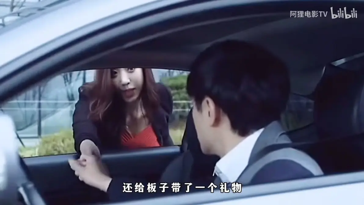 韩国高分电影《美景之屋2》，小伙工作的时候，被老板娘看上了