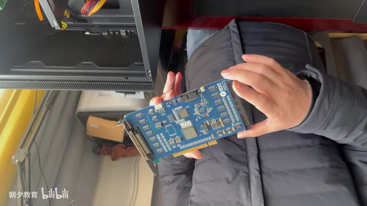 4、把控制卡安装到电脑主板上