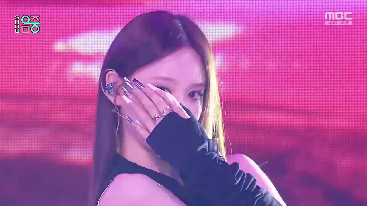 251018 MBC UHD Music Core izna - Mamma Mia