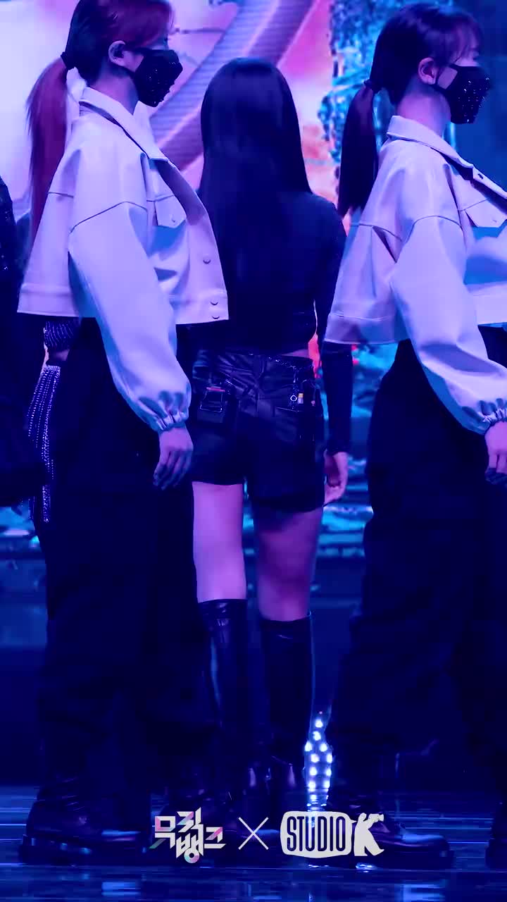 [K-Fancam] 에버글로우 이유 직캠 'Pirate' (EVERGLOW EU Fancam) l @MusicBank 211210