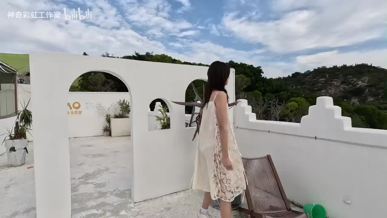 萌萌的大学生小艺在优美的民宿展示我们proudfox设计的一款吊带连衣裙